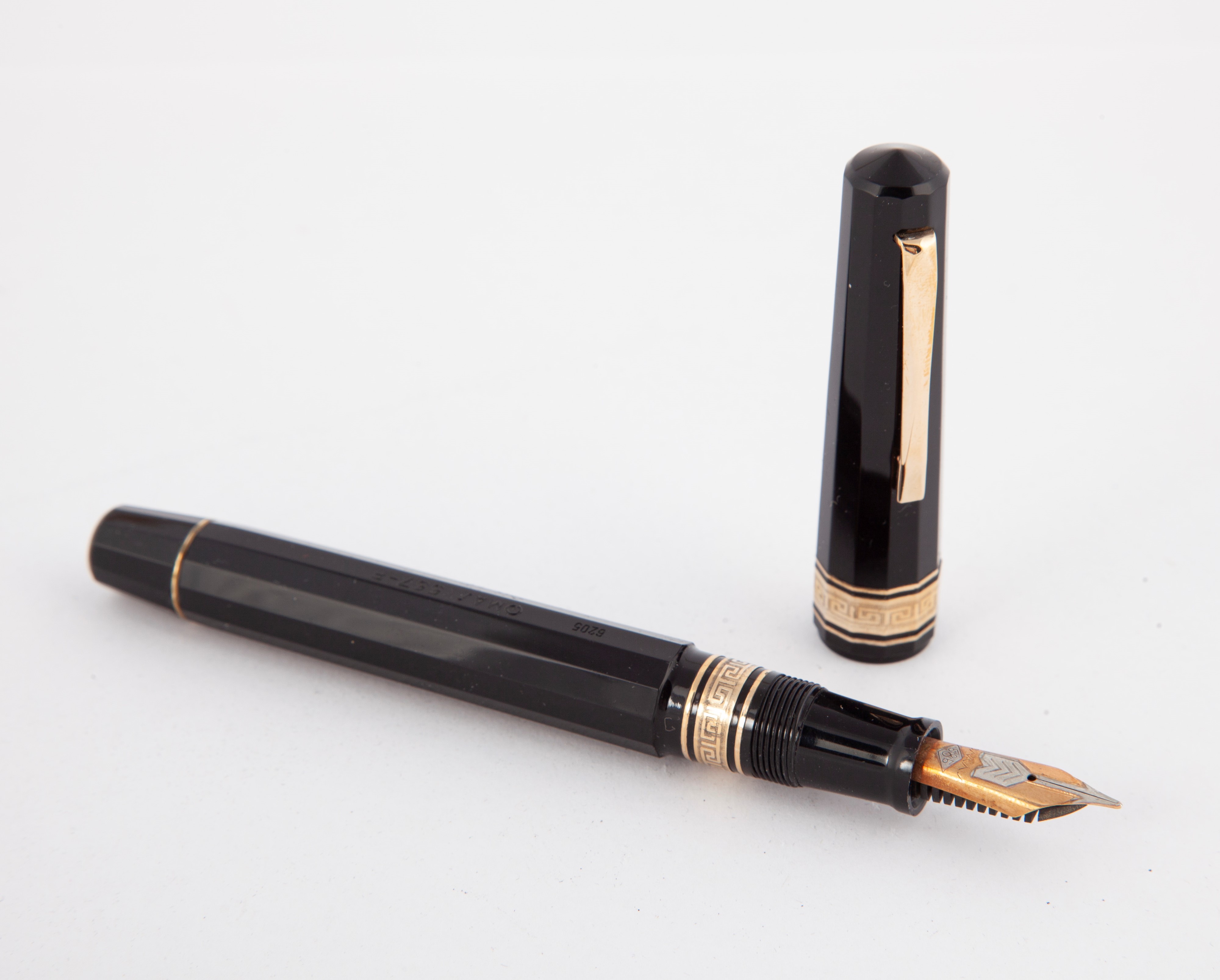 Omas 557 F - Penna Stilografica a Pistone in Celluloide Nera con Particolari in Metallo Placcato ...