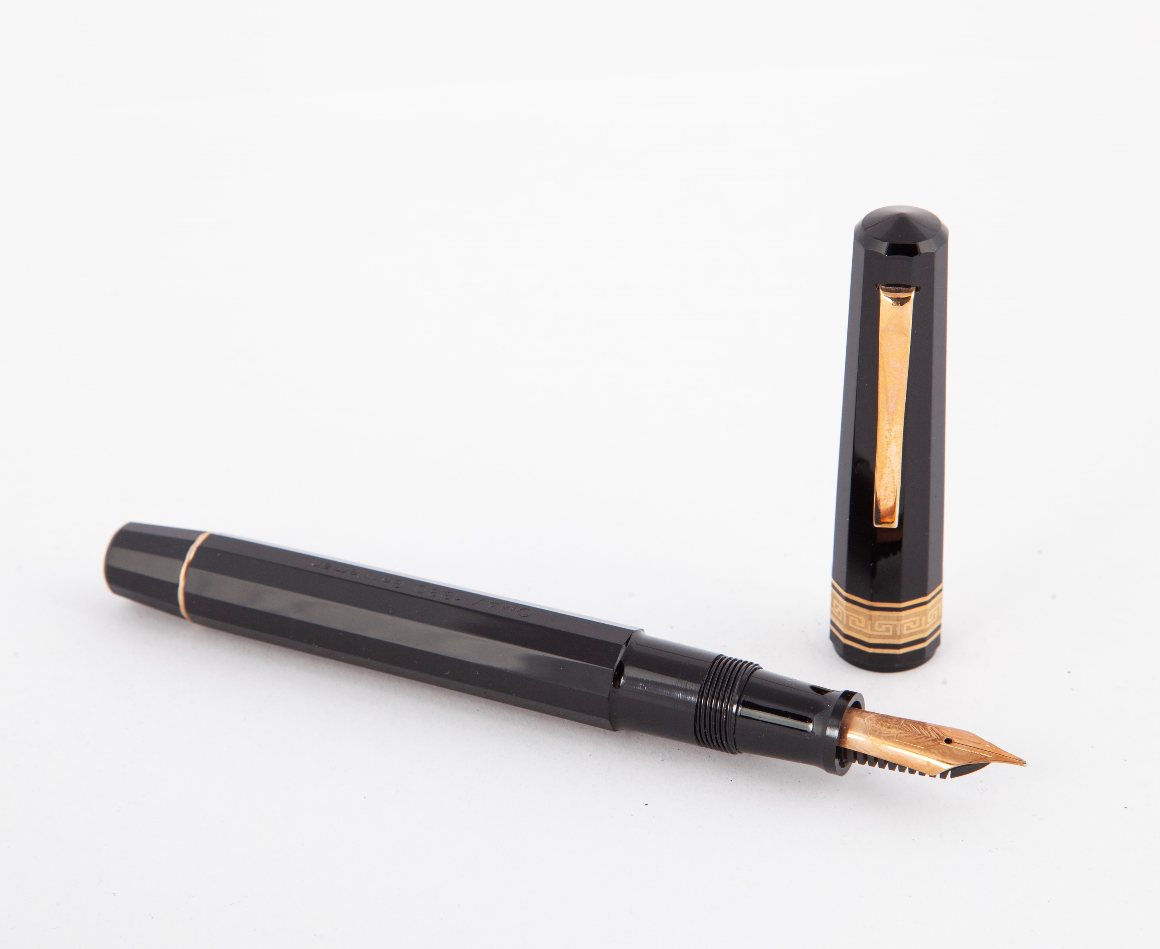 Omas 1930 Gentleman - Penna Stilografica a Pistone in Celluloide Nera con Particolari in Metallo ...