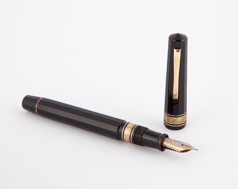 Omas 557 F- Penna Stilografica in Celluloide Nera con Particolari in Metallo Dorato