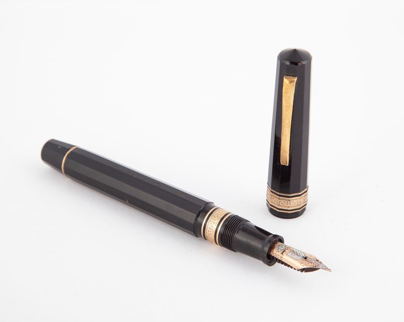 Omas 557 F- Penna Stilografica in Celluloide Nera con Particolari in Metallo Dorato
