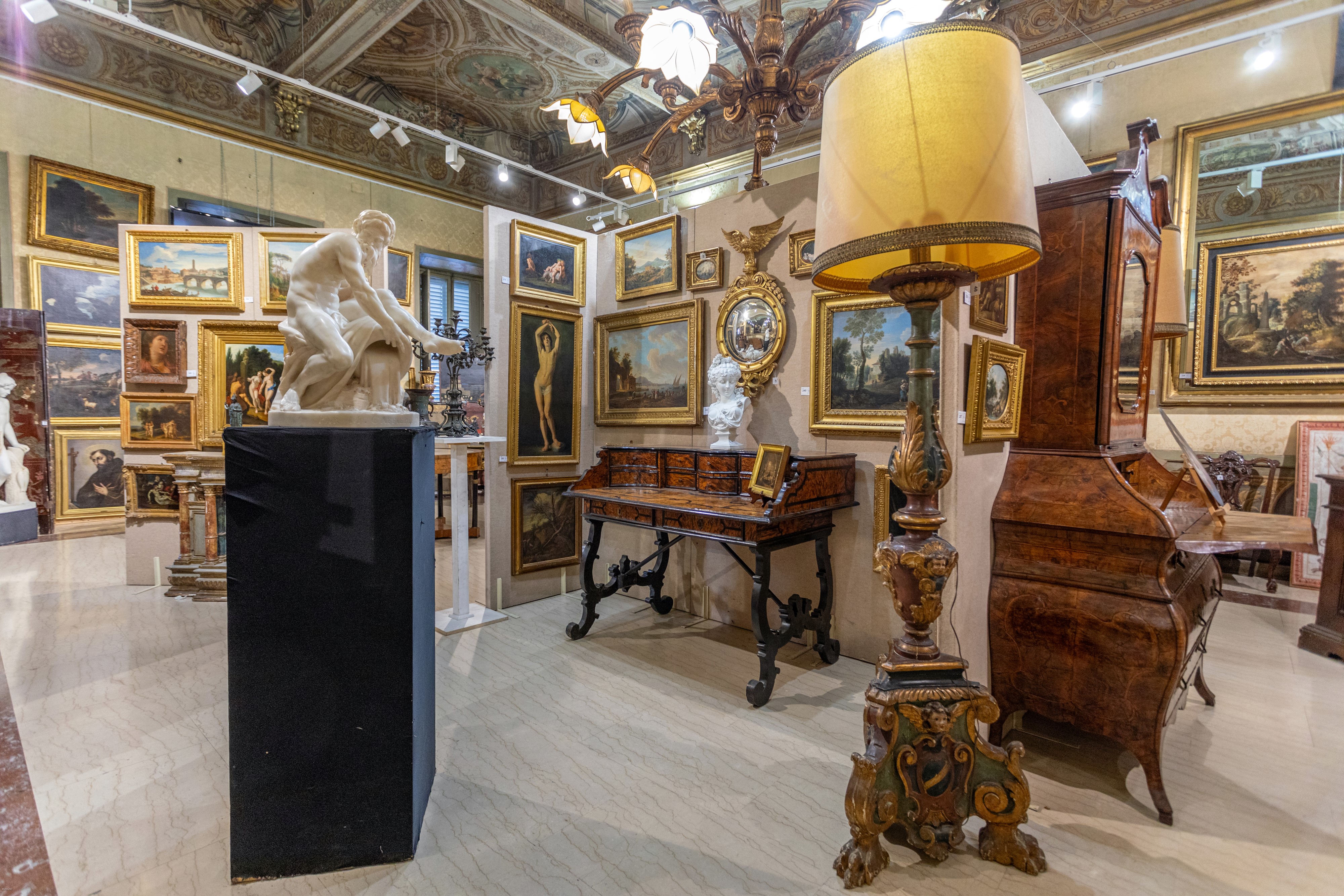 Coppia di Grandi Torciere in Legno Laccato e Dorato, XIX Secolo