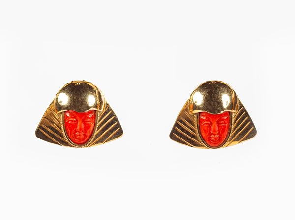 Coppia di orecchini in oro e corallo