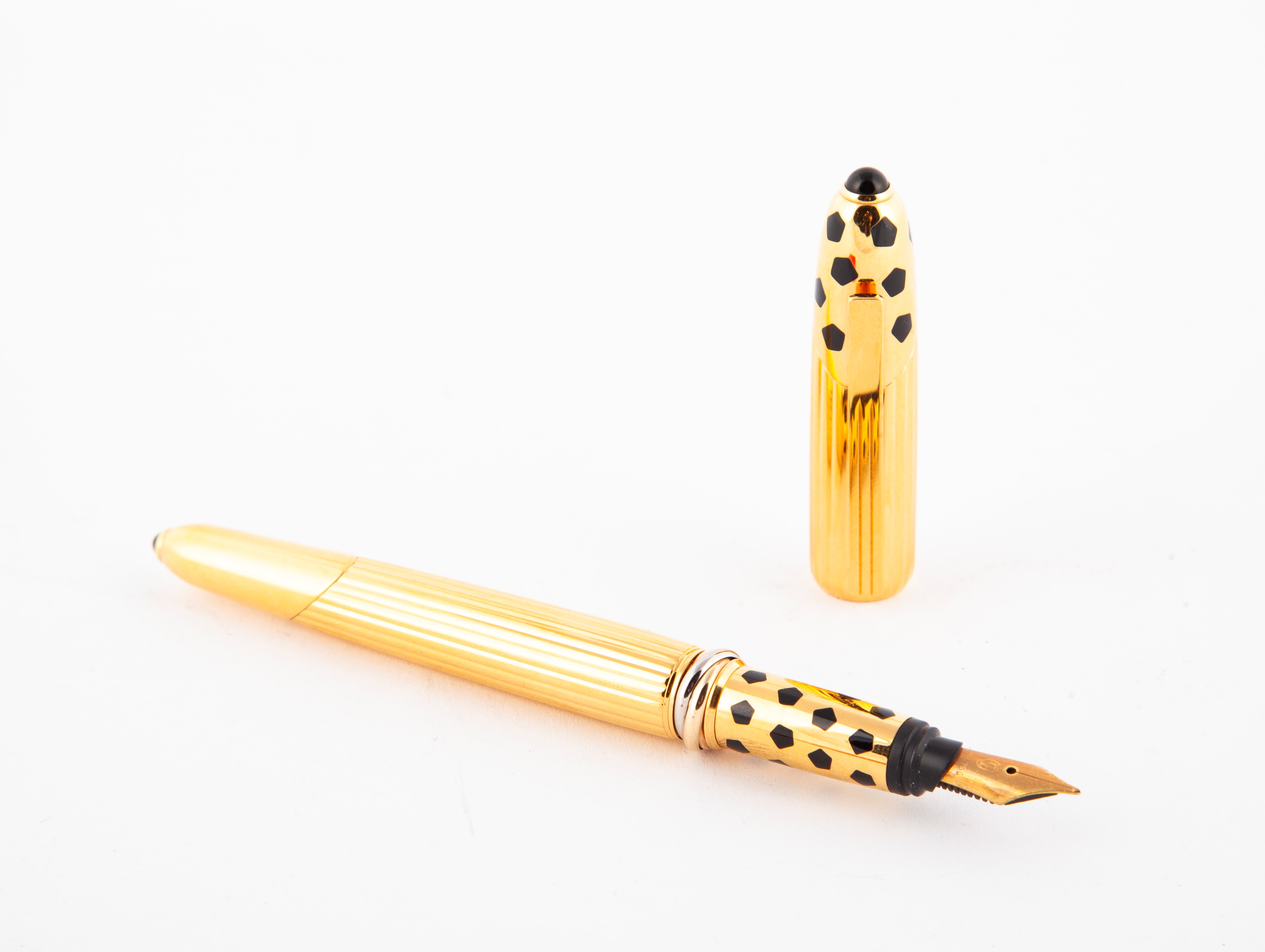 Cartier Panthère - Penna Stilografica in Metallo Placcato in Oro Giallo e Smalti. con Zaffiro Cab...