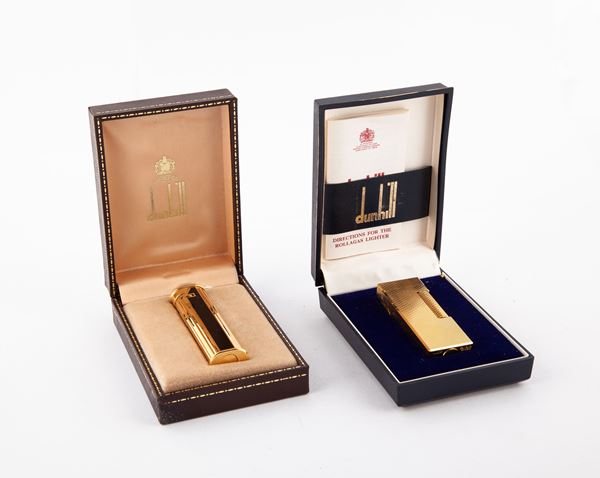 Dunhill - Due accendini in metallo dorato e smaltato