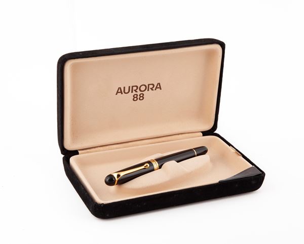 Aurora 88 - Penna stilografica in celluloide nera con particolari dorati