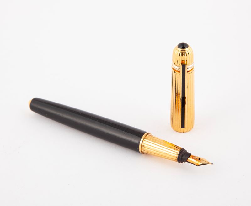 Cartier Pasha - Penna Stilografica in Resina e Metallo Placcato in Oro Giallo, con Zaffiro Caboch...