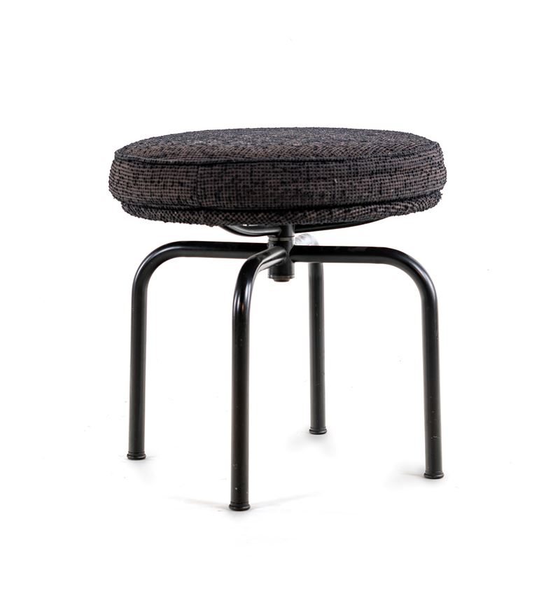 Sgabello Lc8 di Charlotte Perriand per Cassina