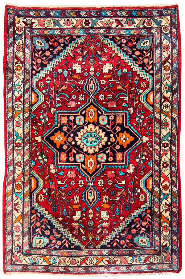 Tappeto persiano multicolore su fondo rosso