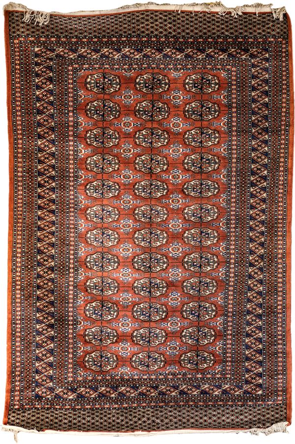 Tappeto fondo arancio disegno Bukhara  - Asta Asta a Tempo - Tappeti Antichi e Rari - Casa d'Aste Arcadia