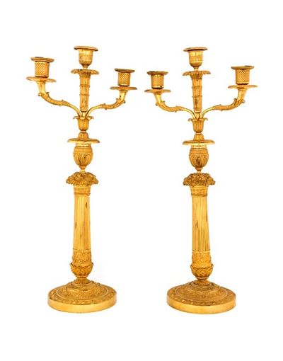 Coppia di Candelabri in Bronzo Dorato e Cesellato, a Tre Fiamme