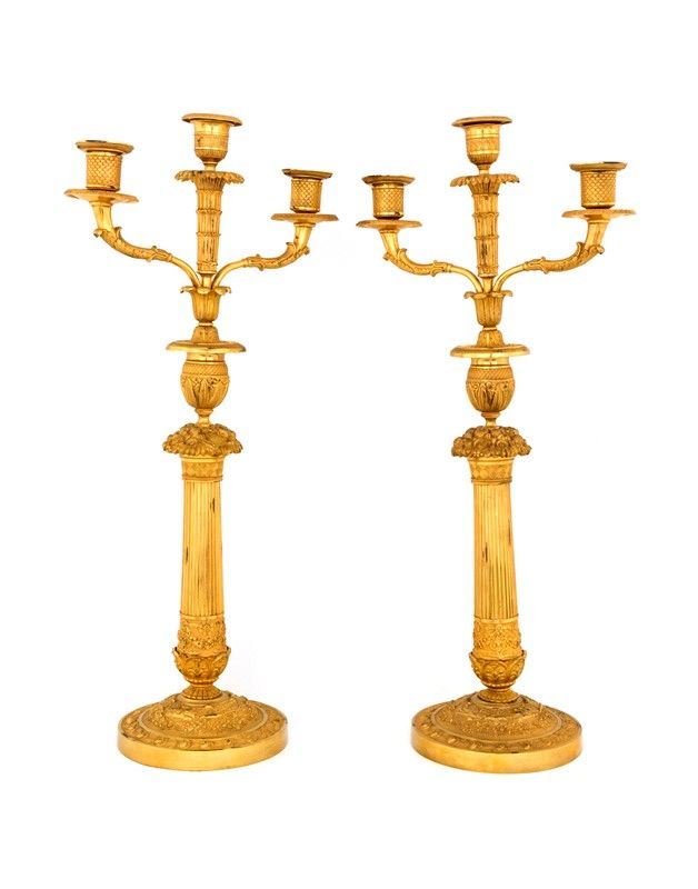Coppia di Candelabri in Bronzo Dorato e Cesellato, a Tre Fiamme