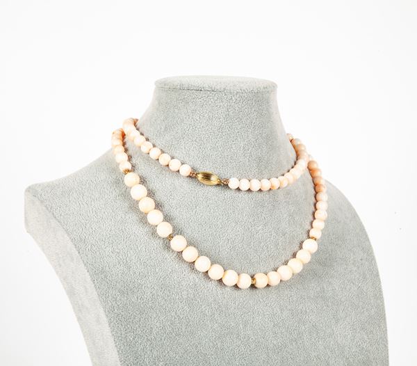 Collana in oro e corallo rosa a gradazione