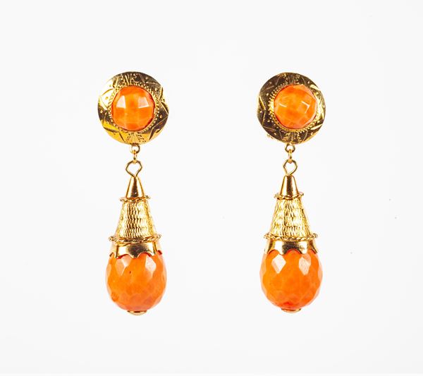 Coppia di orecchini in oro e corallo