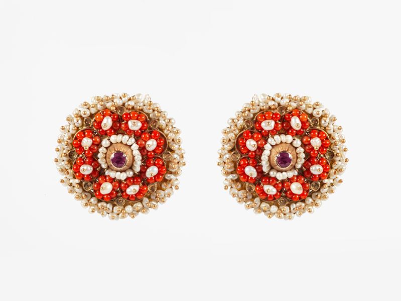 Coppia di Orecchini in Oro Microperle Coralli e Rubini