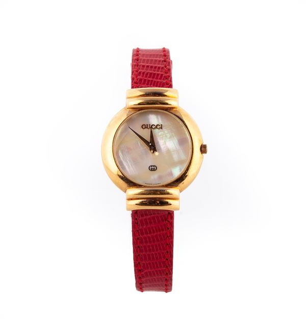 Gucci 5300 - Orologio da polso al quarzo da donna in metallo dorato con quadrante in madreperla