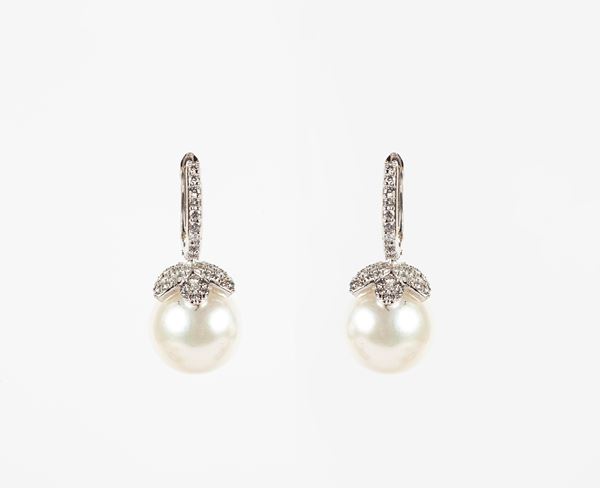 Coppia di orecchini in oro, perle e diamanti