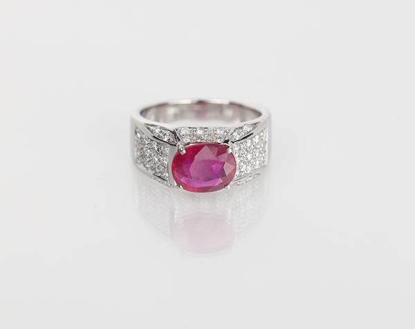 Anello in oro, rubini e brillanti