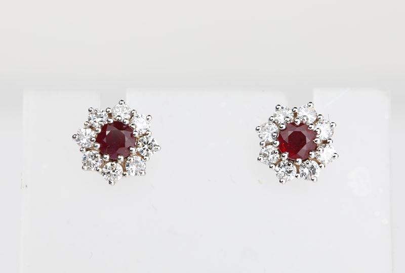 Coppia di Orecchini a Fiore in Oro, Rubini e Brillanti