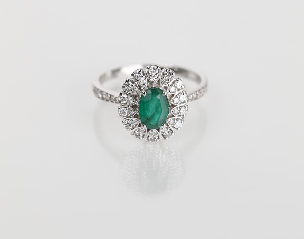 Anello in oro, smeraldo e brillanti