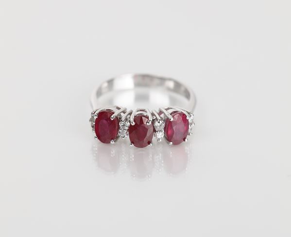 Anello in oro, rubini e brillanti