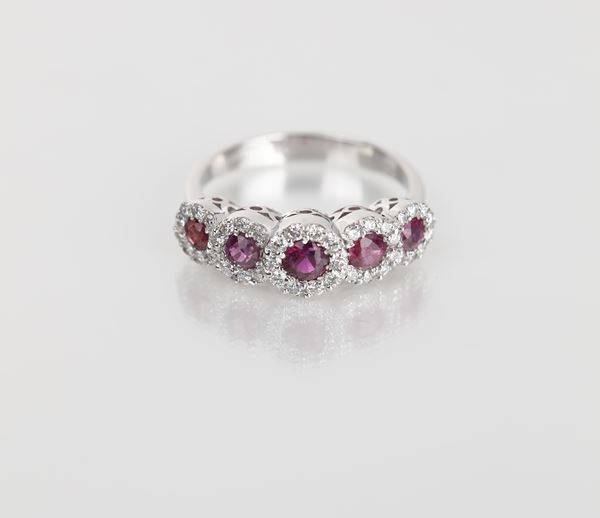 Anello in oro, rubini e brillanti