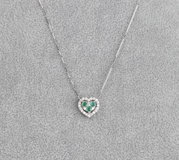 Pendente a cuore in oro, brillanti e smerldi