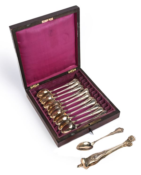 Dodici cucchiai da tè e pinza per zollette, Francia XIX secolo, argentiere Yves Claude Doutre Roussel (attivo fino al 1895) 