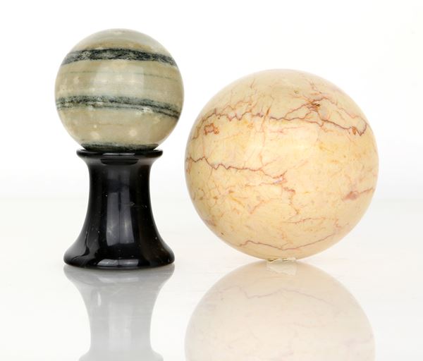 Due sfere in marmo diverse