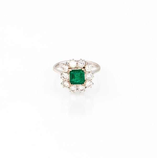 ANELLO IN ORO BIANCO CON BRILLANTI E SMERALDO