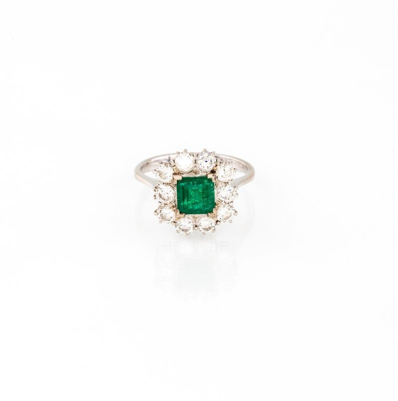 Anello in Oro Bianco con Brillanti e Smeraldo
