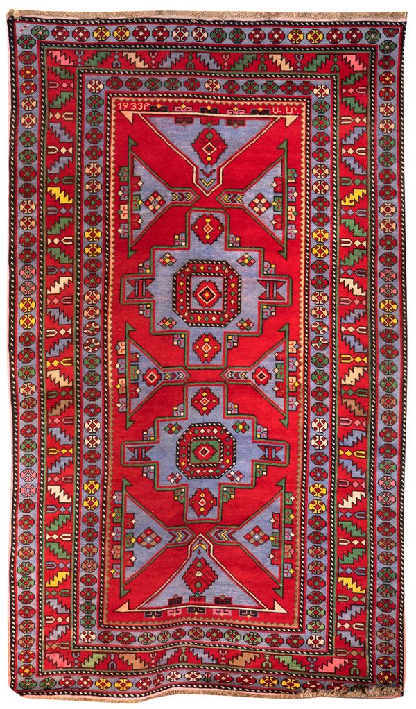 Tappeto caucasico fondo rosso a medaglioni celesti, datato 1933