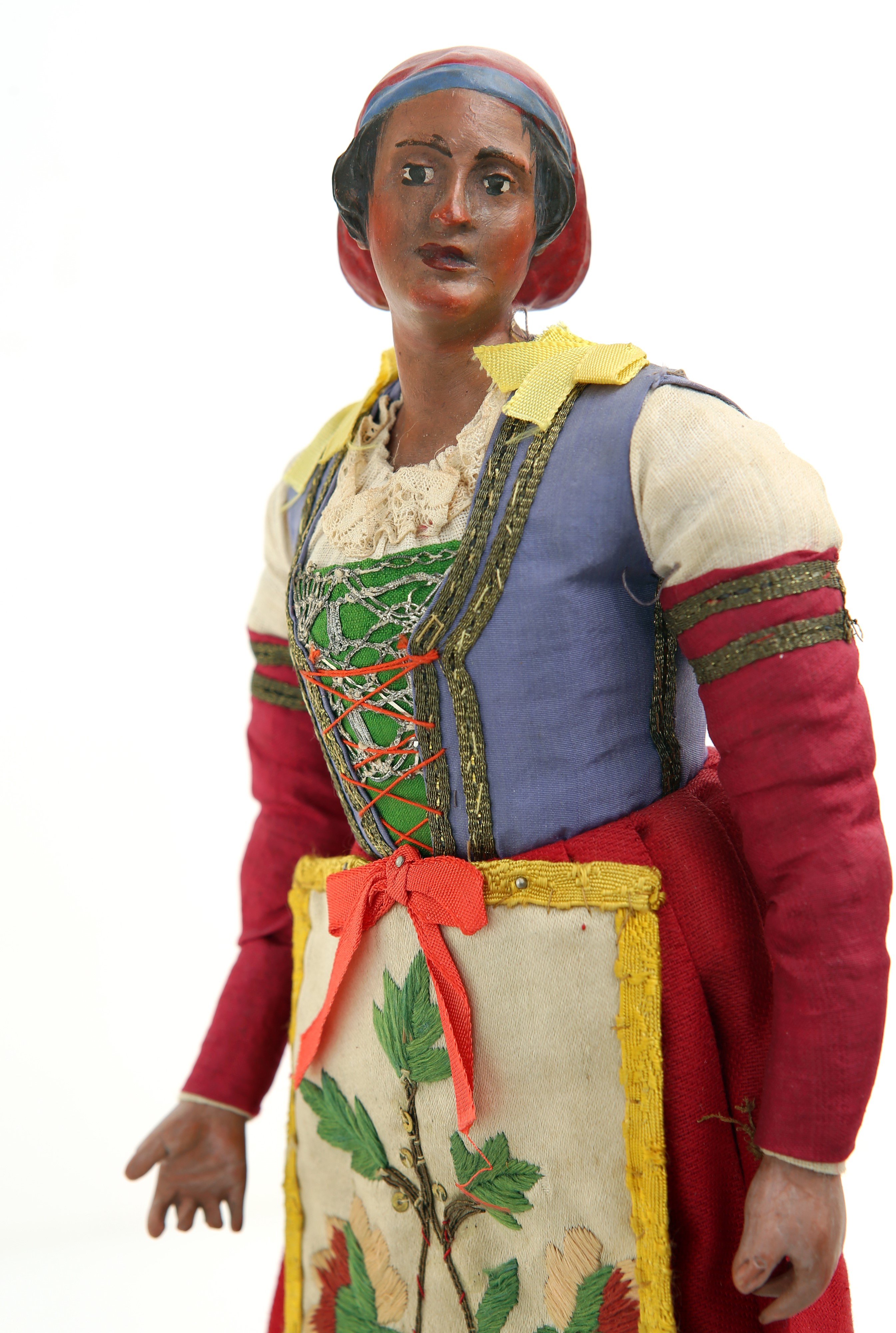 Procidana con cuffia in creta rossa idealmente trattenuta da nastro azzurro