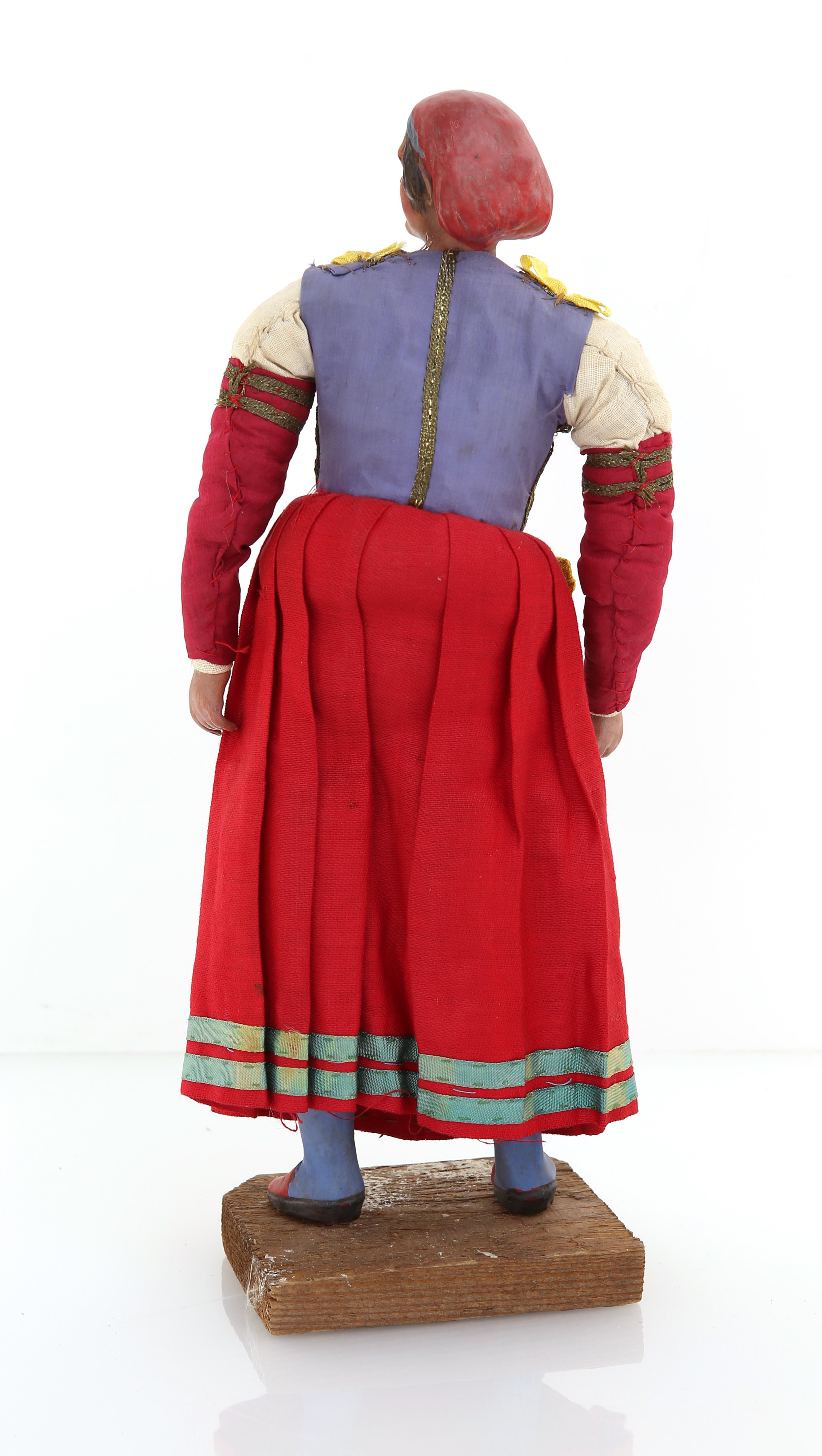 Procidana con cuffia in creta rossa idealmente trattenuta da nastro azzurro