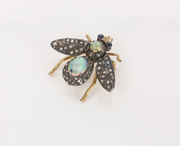 Spilla pendente ape in oro argento diamanti e opali.