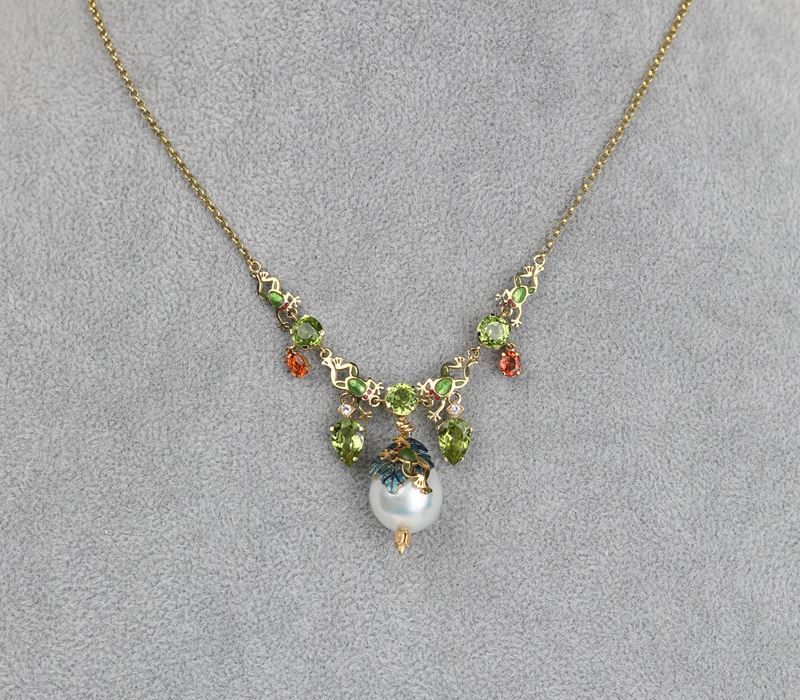 Collana in Oro, Brillanti, Perla, Peritoti e Smalti