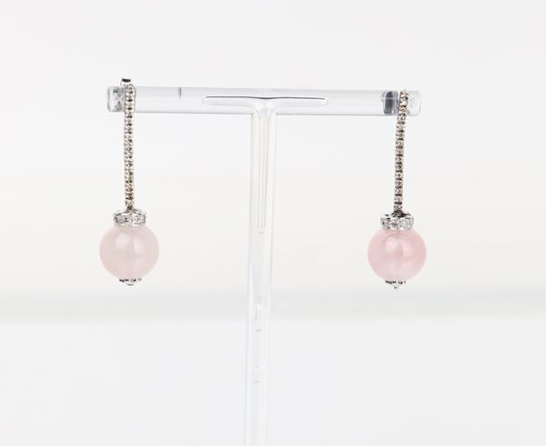 Coppia di orecchini pendenti in oro, quarzo rosa e brillanti