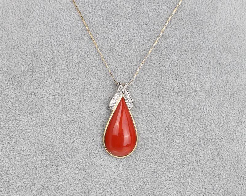 Pendente in Oro, Corallo e Brillanti
