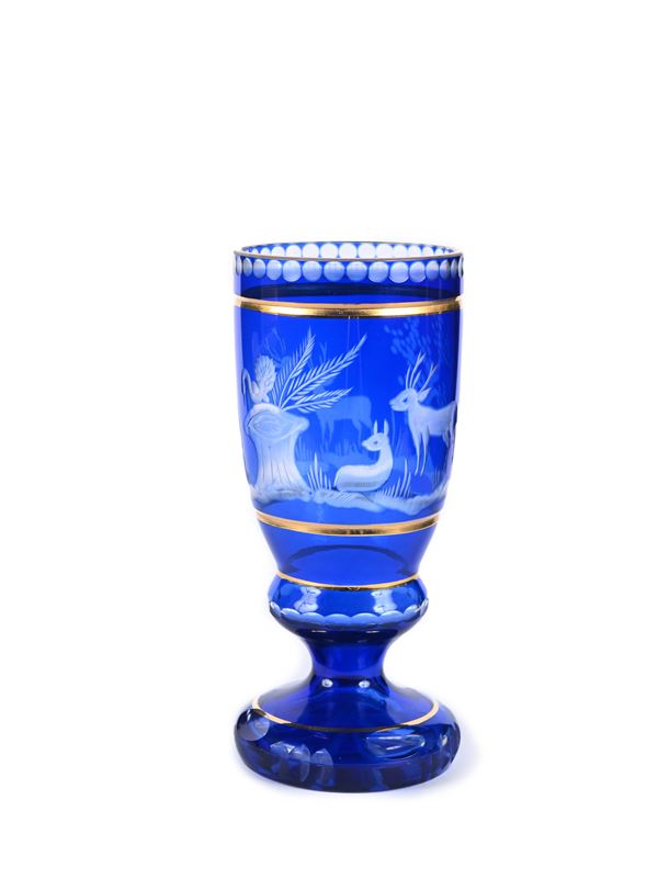 Bicchiere Biedermeier in vetro blu con cervi, Boemia, metà del XIX secolo