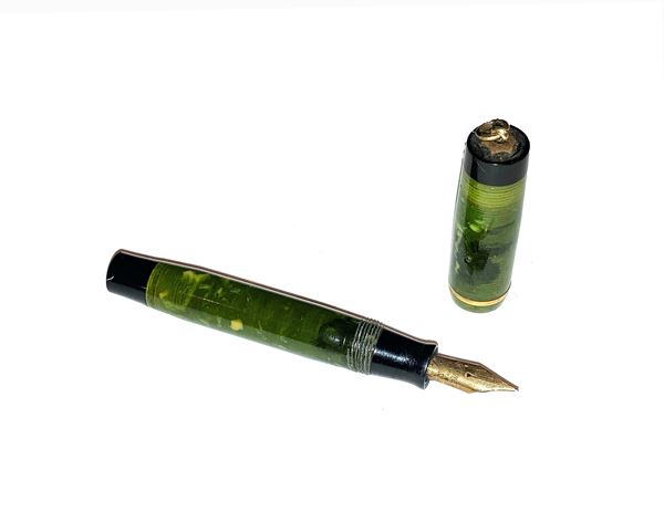 Omega - Piccola penna stilografica vintage in celluloide con particolari in metallo placcato in oro giallo