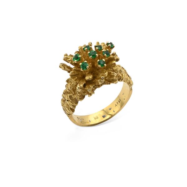 Anello a fiore in oro e smeraldi