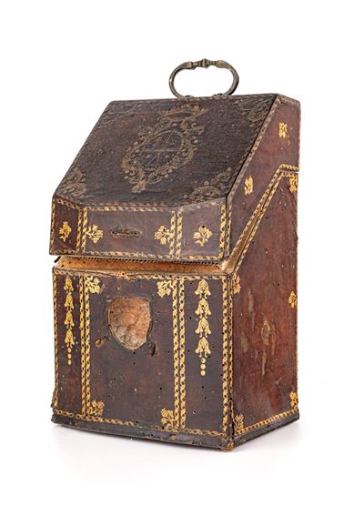 Antico Cofanetto Porta Posate in Legno Rivestito in Cuoio con Stemma Marchionale ed Impressioni D...
