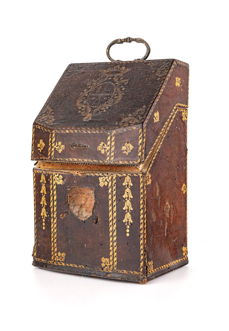 Antico Cofanetto Porta Posate in Legno Rivestito in Cuoio con Stemma Marchionale ed Impressioni D...