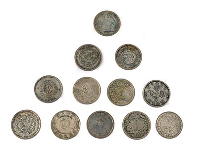 Lotto di 12 Falsi D'epoca in Metallo Argentato: 9 Monete da 1 Dollaro Cina; 1 Yen Giappone; 1 Dol...