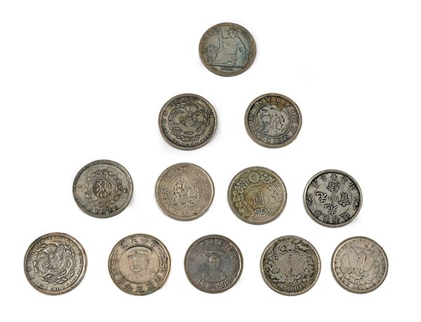 Lotto di 12 falsi d'epoca in metallo argentato: 9 monete da 1 Dollaro Cina; 1 Yen Giappone; 1 Dollaro USA e 1 Piastra di commercio Francese