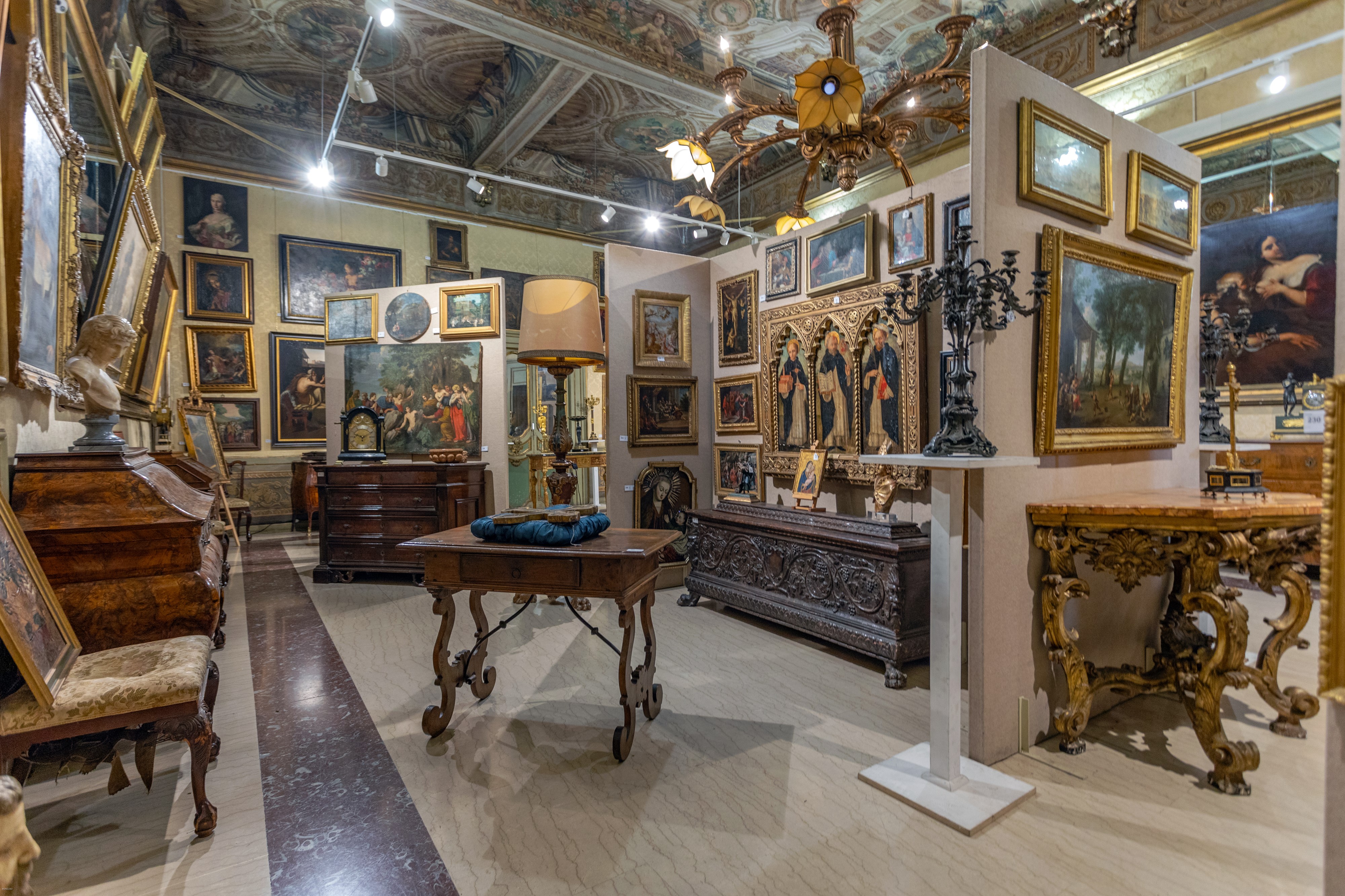Coppia di Grandi Candelabri in Metallo Argentato a Otto Luci, XIX Secolo