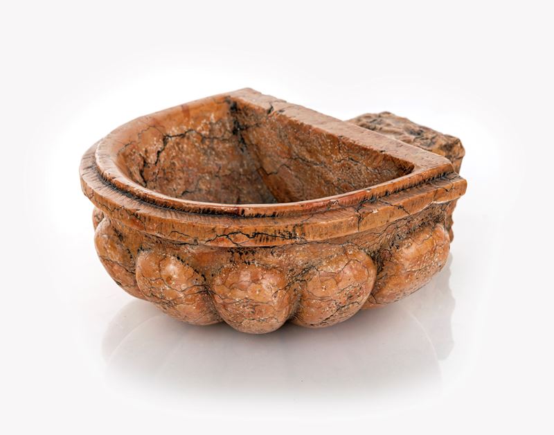 Piccola Acquasantiera da Muro in Marmo Rosso di Verona