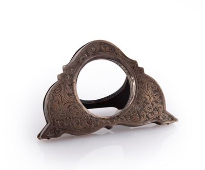 Porta Orologio da Tavolo in Legno Polilobato Rivestito con una Riza di Metallo Argentato Inciso