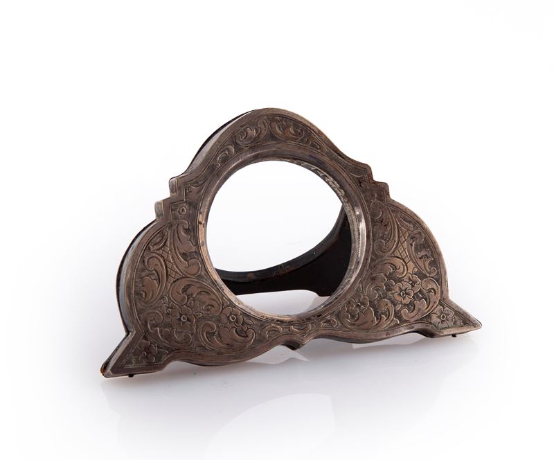 Porta Orologio da Tavolo in Legno Polilobato Rivestito con una Riza di Metallo Argentato Inciso