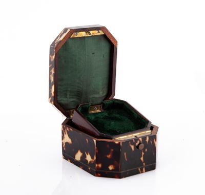 Scatola Porta Orologio in Legno e Bachelite con Stemma in Metallo Argentato con Iniziali