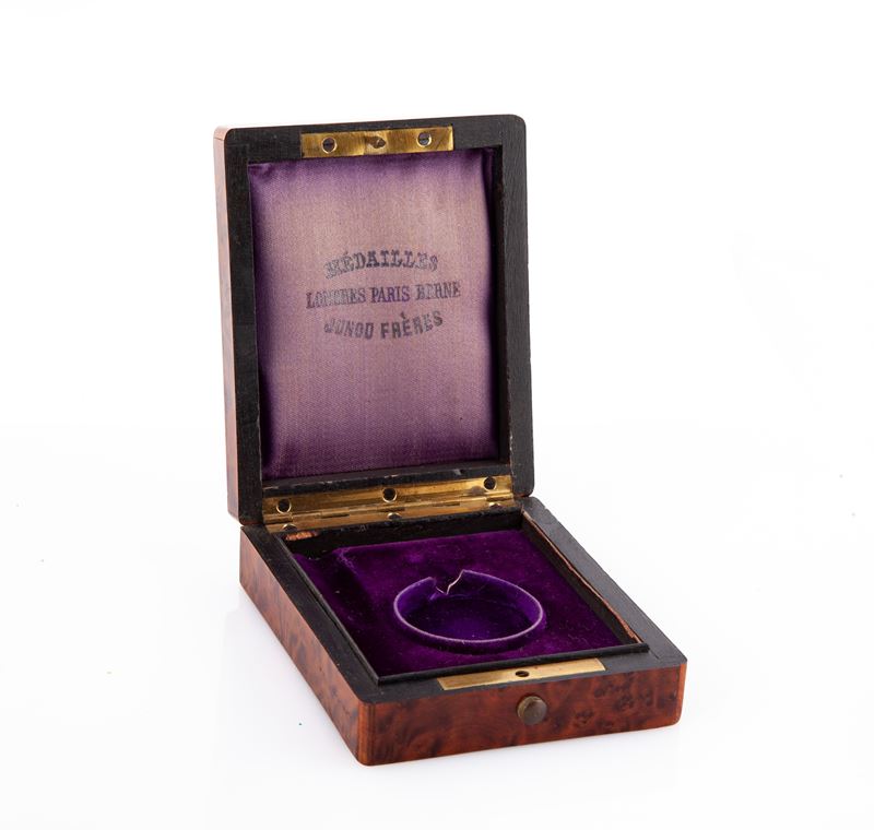 Scatola Porta Orologio in Legno e Radica con Stemma e Filettature in Metallo